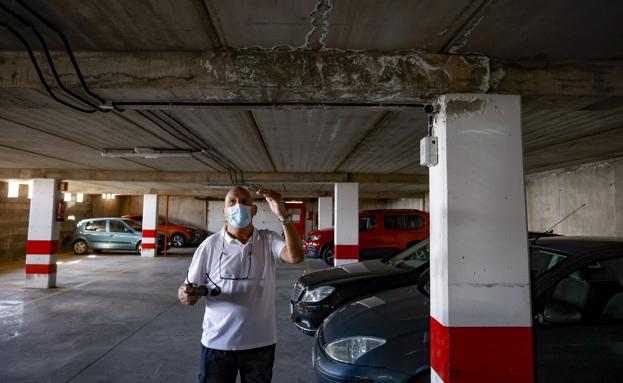 Julio Guillén asegura que están preocupados por las humedades que presenta el aparcamiento. 