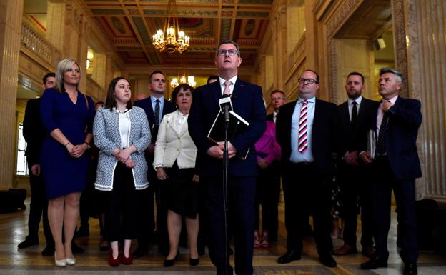 El líder del Partido Democrático Unionista (DUP), sir Jeffrey Donaldson, durante una rueda de prensa este lunes./Reuters