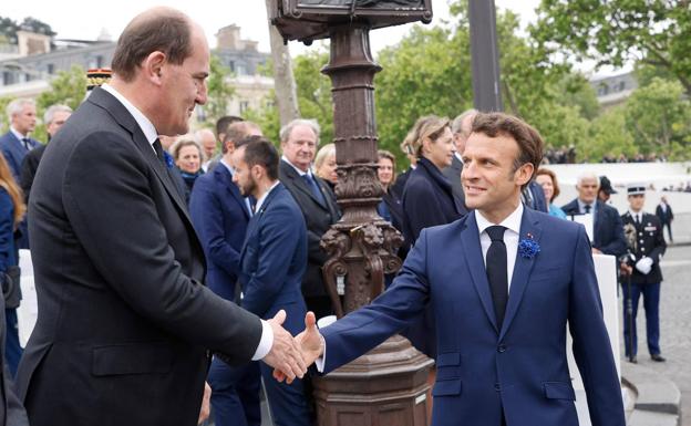 Jean Castex saluda a Emmanuel Macron, durante los actos del final de la Segunda Guerra Mundial, el pasado día 8 en París./AFP