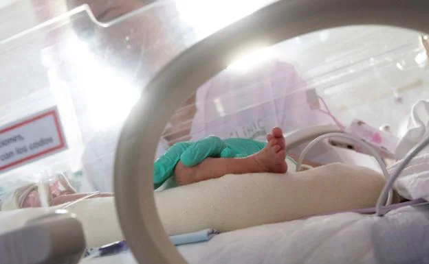 Una enfermera atiende a un bebé. / EFE