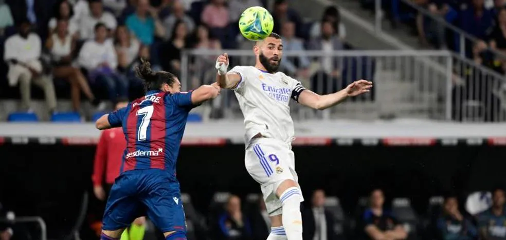 Benzema extends Madrid's advantage and sinks Levante