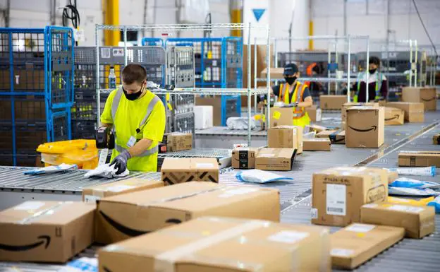 Empleados de Amazon gestionando los paquetes.