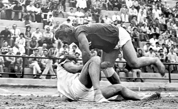 Agustín Mayor, tumbando a un adversario en 1975. 