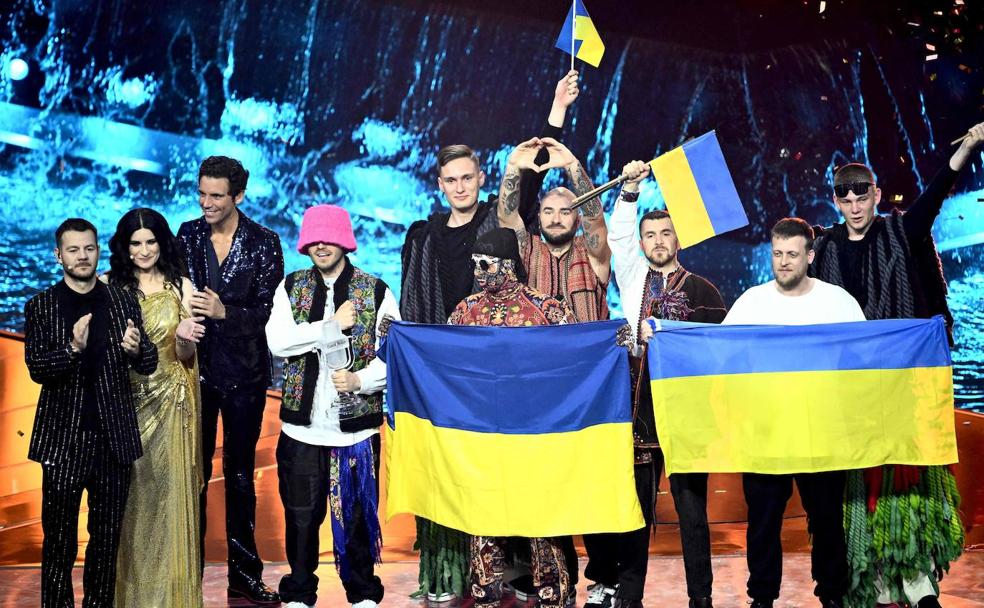 Kalush Orchestra, representantes de Ucrania, posan con el premio como ganadores del Festival de Eurovisión 2022.