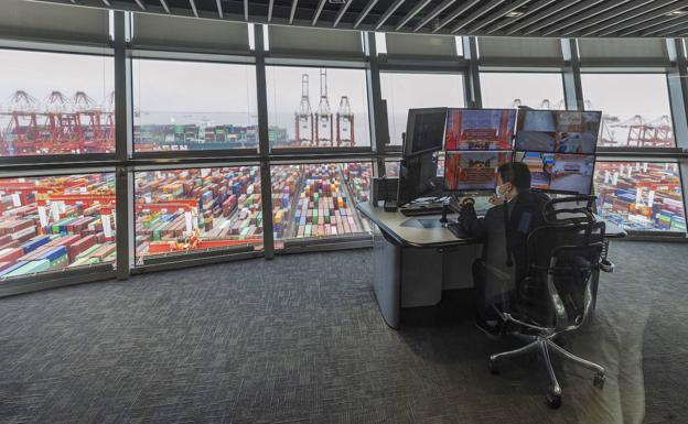 Un operario gestiona cientos de contenedores en el puerto de Shanghái.
