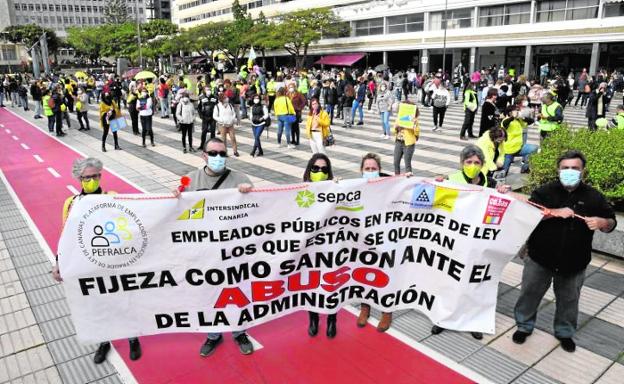 Protesta de los interinos de la comunidad autónoma a las puertas de Presidencia del Gobierno. / JUAN CARLOS ALONSO