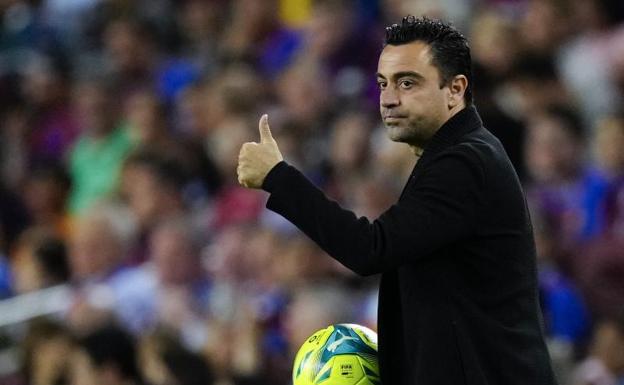 Xavi Hernández, Barça coach, makes a gesture of approval. 