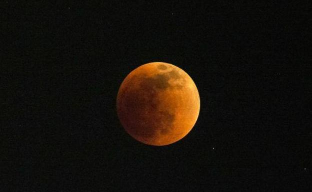 Photograph of the moon during today's eclipse, in Santo Domingo (Dominican Republic).