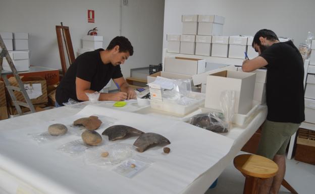 Trabajos de clasificación de los fondos del Museo Arqueológico, situado en Betancuria. /C7