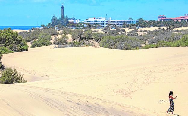 El paisaje dunar es uno de los más fotografiados por los visitantes a Gran Canaria. / ARCADIO SUÁREZ