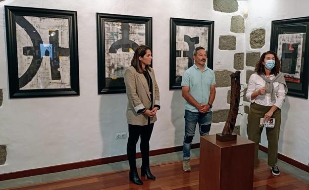 Un momento de la inauguración de la muestra de Juan Cardoso, que expone estos días en Santa Brígida 'Líneas de tiempo'. 