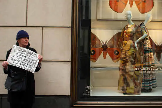Un pobre pide limosna en la Quinta Avenida de Nueva York. /ARCHIVO