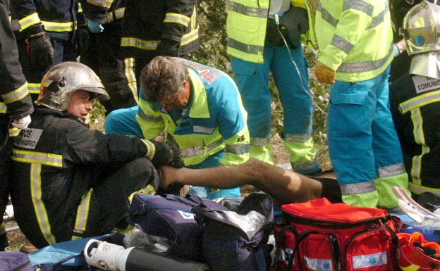 Firefighters and toilets attend to an injured person in an accident in Madrid. 