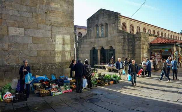 Puestos de frutas y verduras en los aledaños del Mercado de Abastos de Santiago de Compostela. 