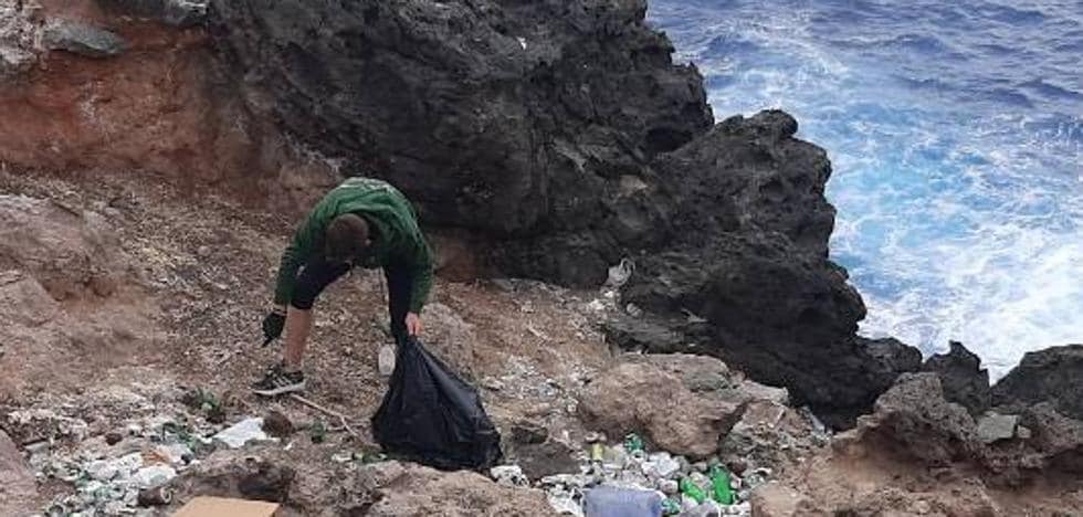 «Plastiman» continues to fight against the crime of garbage on the Canary beaches