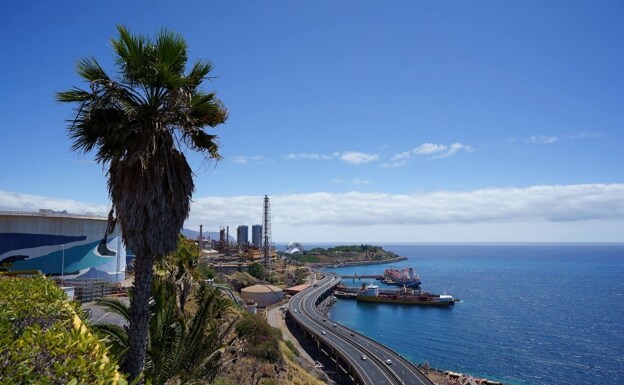 Vista de la refinería de Cepsa en Santa Cruz de Tenerife desde el mirador de la fábrica. /EFE/ramón de la rocha