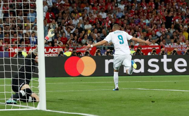 Benzema celebra el gol que abrió la victoria del Real Madrid sobre el Liverpool en la final de Kiev. 