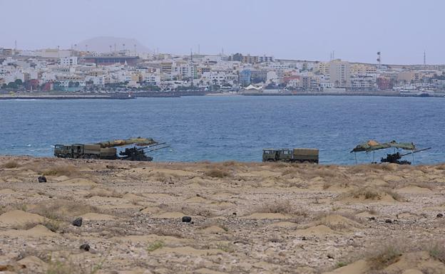 Cañones apuntando a Puerto del Rosario por la zona del antiguo parador de turismo, en Playa Blanca. 