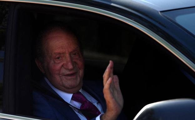 El Rey Juan Carlos, a la salida del Palacio de la Zarzuela.