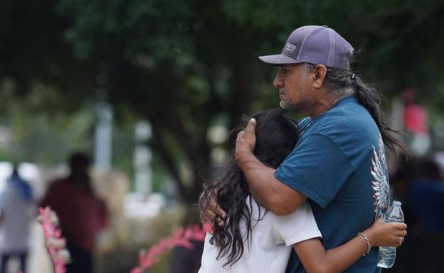 Familiares esperan noticias del estado de los niños tras el tiroteo. 