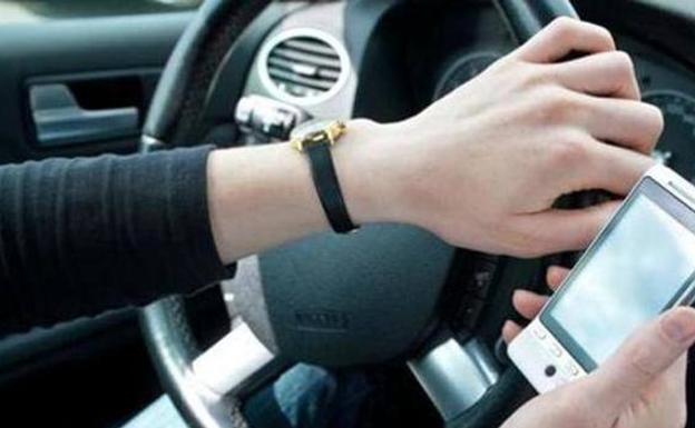 Un 12% de conductores confiesan que usan el móvil para mantener reuniones 'online' al volante