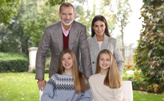 Don Felipe y doña Letizia, con sus hijas./E. p.