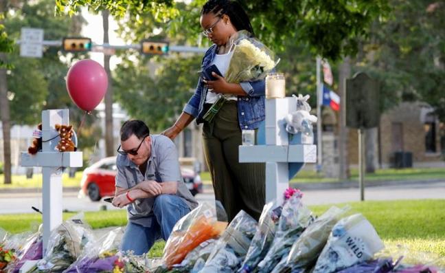 Flores en recuerdo de las víctimas del ataque en la escuela primaria Robb de Uvalde (Texas)./REUTERS