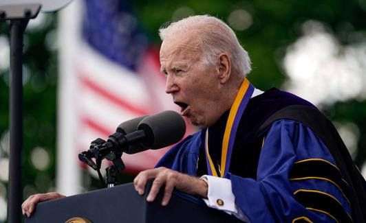 Joe Biden se dirige este sábado a los jóvenes de la Universidad de Delaware.