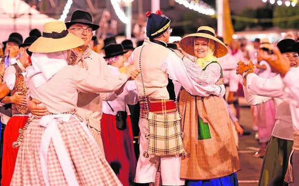 Una pareja, ataviada según los cánones de la vestimenta tradicional, baila anoche en el Gran Baile de Taifas. /javier melián / acfi press