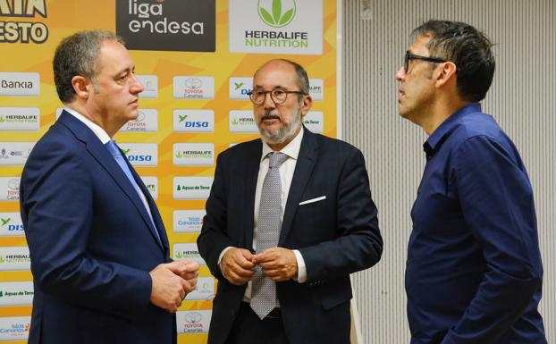 De izquierda a derecha: Francisco Castellano, Enrique Moreno y Willy Villar dialogan en una comparecencia. /cober