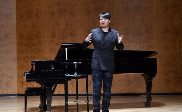 El pianista chino Lang Lang, en la Sala de Cámara del Auditorio Alfredo Kraus, donde protagonizó una clase magistral para estudiantes, previa a su concierto. / JUAN CARLOS ALONSO