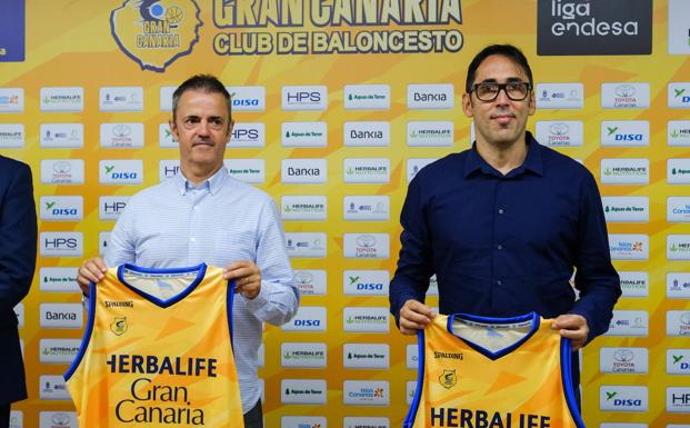 Fisac y Villar posan con la camiseta del Granca en su presentación oficial en 2020. 