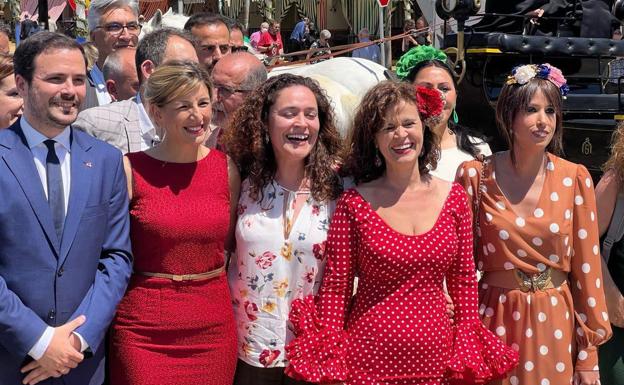 Yolanda Díaz y Alberto Garzón junto a las candidatas de Por Andalucía en la pasada Feria de Abril de Sevilla.