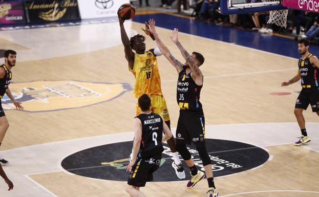 Khalifa Diop leaves the hook during the match between Granca and Lenoto at the Arena. 