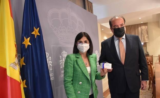 Darias and the director of Pfizer, Sergio Rodríguez, with the drug after signing the agreement on March 24.