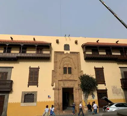 The machinery of the new air conditioning system of the Casa de Colón was installed thanks to the help of huge cranes. 