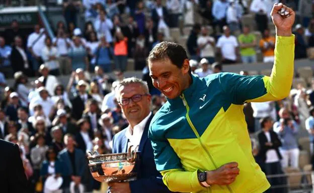 Nadal celebrates the Roland Garros title.