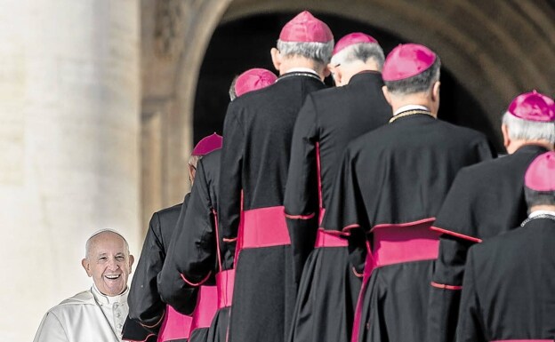 El Papa Francisco saluda a los obispos durante una audiencia general. /EP
