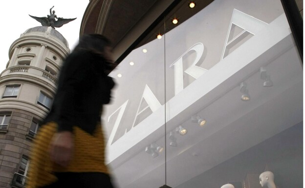 Mujer frente a tienda de Zara./Efe
