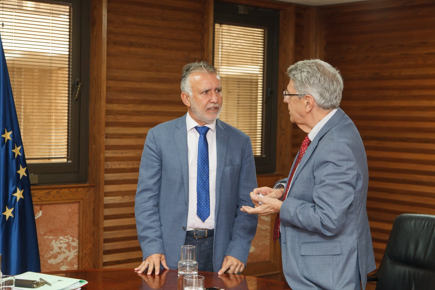 The president, Ángel Víctor Torres (i), yesterday with the head of Public Administrations, Julio Pérez. 