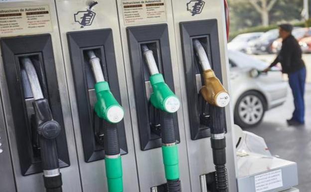 Cómo ahorrar hasta 250 euros eligiendo las gasolineras más baratas