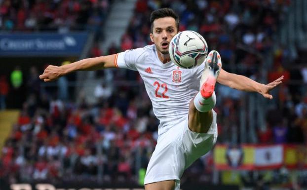 Pablo Sarabia tries to control the ball against Switzerland. 