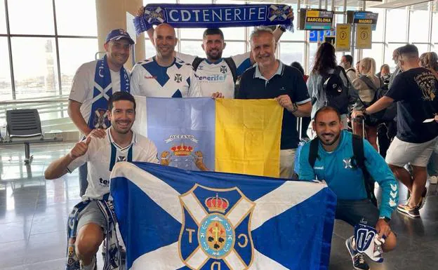 The president with fans of Club Deportivo Tenerife. 