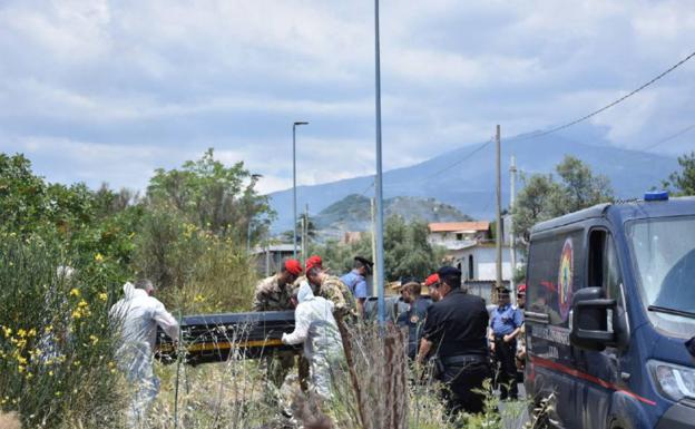 La Policía italiana traslada el cuerpo de la menor. 