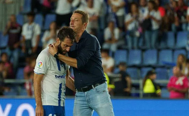 Ramis, consolando a Carlos Ruiz tras el partido. /efe