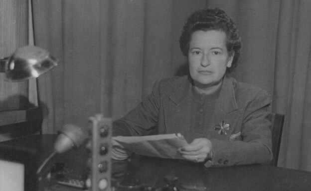 Carmen Conde en Radio Nacional hablando sobre la inauguración del VII Curso para </p>
<p>foreigners in 1948