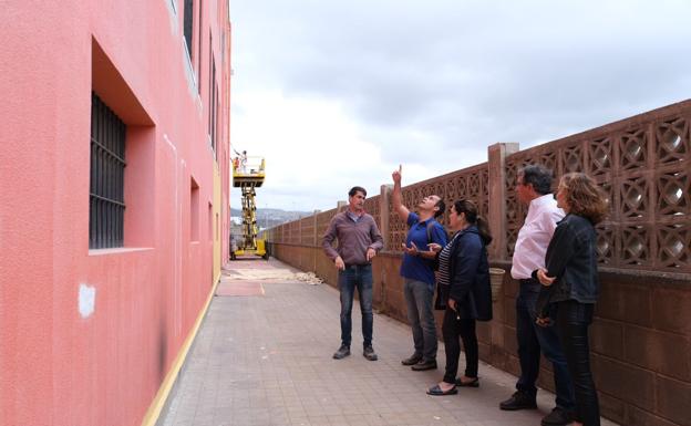 El concejal de Educación, Juan Francisco Artiles, y la arquitecta municipal, María Jesús Santana, en una de las visitas a las obras del colegio. 