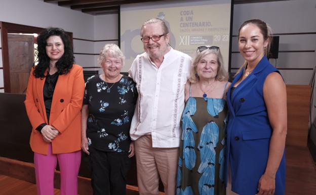 De izquierda a derecha, Victoria Galván, Linda Willem, John Sinnigen, María Ángeles Rodríguez (galdosistas de honor) y Guacimara Medina./ C7
