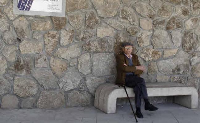 Un pensionista descansa en un banco./ARCHIVO