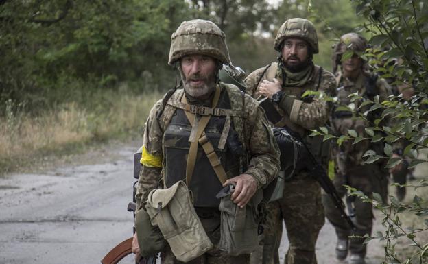 Soldados ucranianos en retirada tras tomar las tropas rusas la ciudad de Severodonetsk.